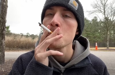 Лечение зависимости от табакокурения в Рыбном Мужчина с сигаретой делает затяжку