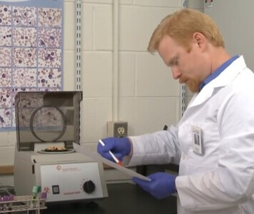 Клиника лечения наркозависимости в Рыбном Врач в кабинете клиники