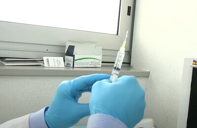 Проведение кодирования Вивитролом в Рыбном Шприц с Вивитролом в руках у врача